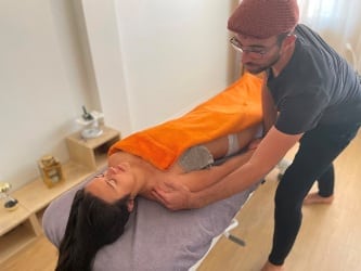 Photo d'un massage en cabinet de Guillaume Berthézène