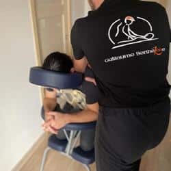 Photo d'un massage amma assis en entreprise de Guillaume Berthézène