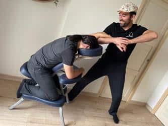 Photo d'un massage amma assis de Guillaume Berthézène